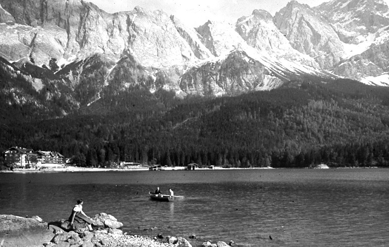 Scene of a lake in the Alps
